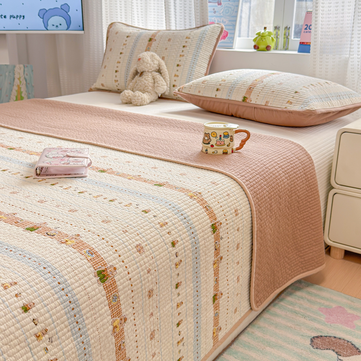 91家纺网 家纺一手货源 找家纺 雅萱家纺 2026新款双面全棉砂洗印花床盖三件套 奶条萌熊