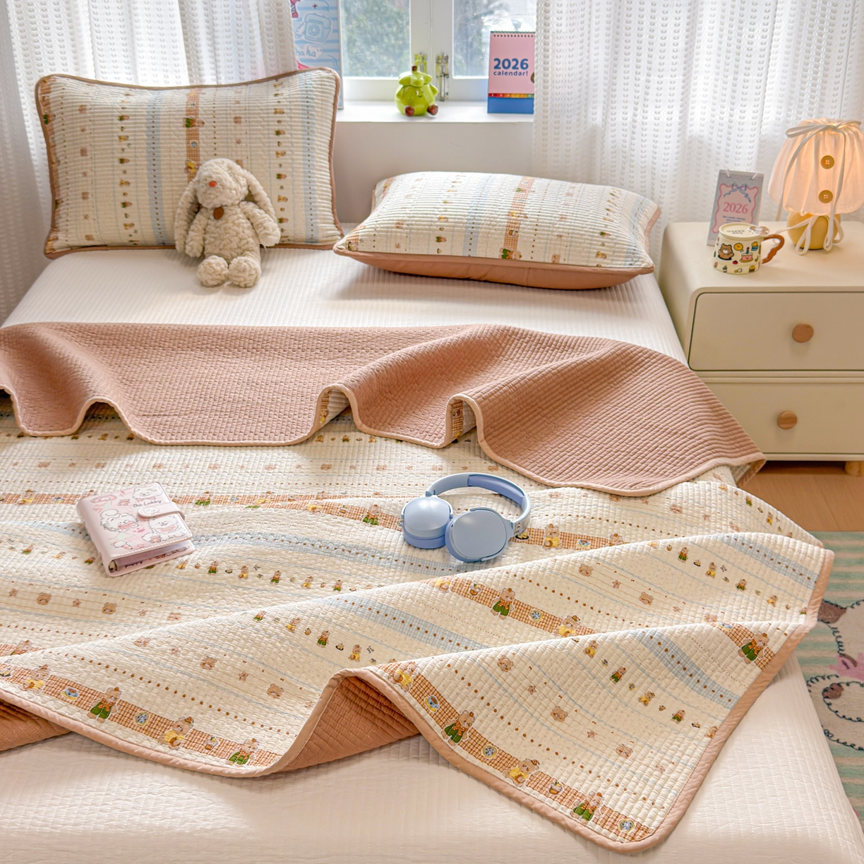 91家纺网 家纺一手货源 找家纺 雅萱家纺 2026新款双面全棉砂洗印花床盖三件套 奶条萌熊