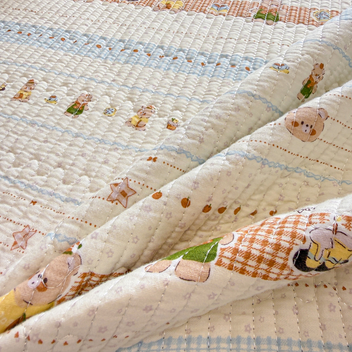 91家纺网 家纺一手货源 找家纺 雅萱家纺 2026新款双面全棉砂洗印花床盖三件套 奶条萌熊