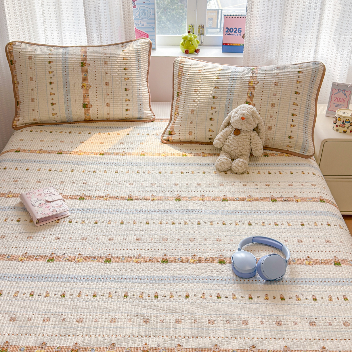 91家纺网 家纺一手货源 找家纺 雅萱家纺 2026新款双面全棉砂洗印花床盖三件套 奶条萌熊