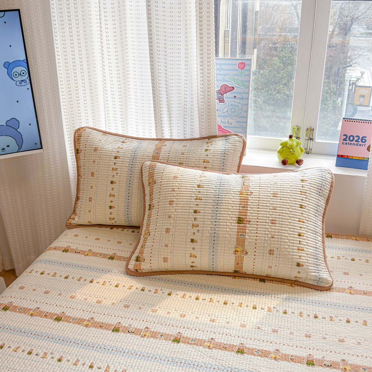 91家纺网 家纺一手货源 找家纺 雅萱家纺 2026新款双面全棉砂洗印花床盖三件套 奶条萌熊