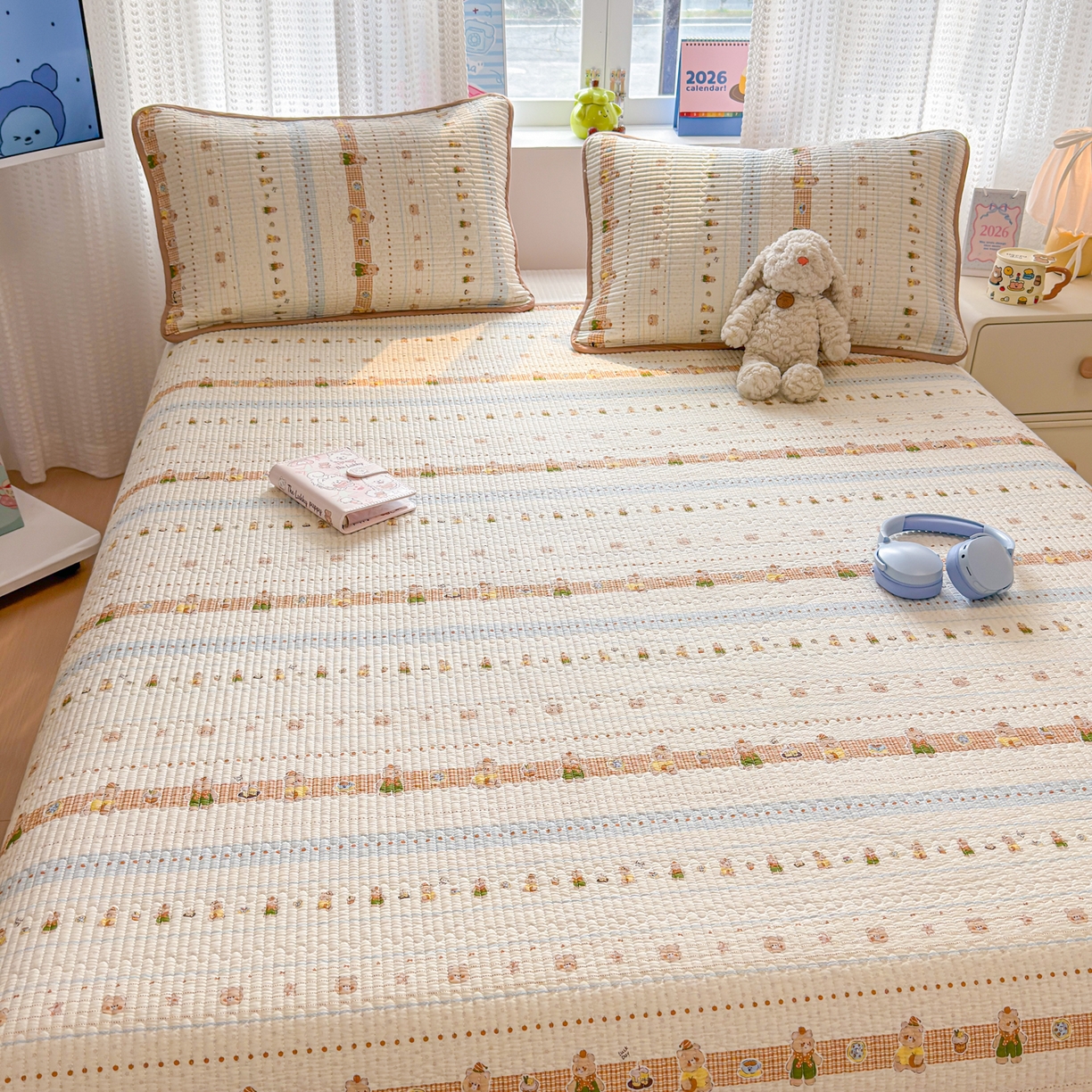 91家纺网 家纺一手货源 找家纺 雅萱家纺 2026新款双面全棉砂洗印花床盖三件套 奶条萌熊