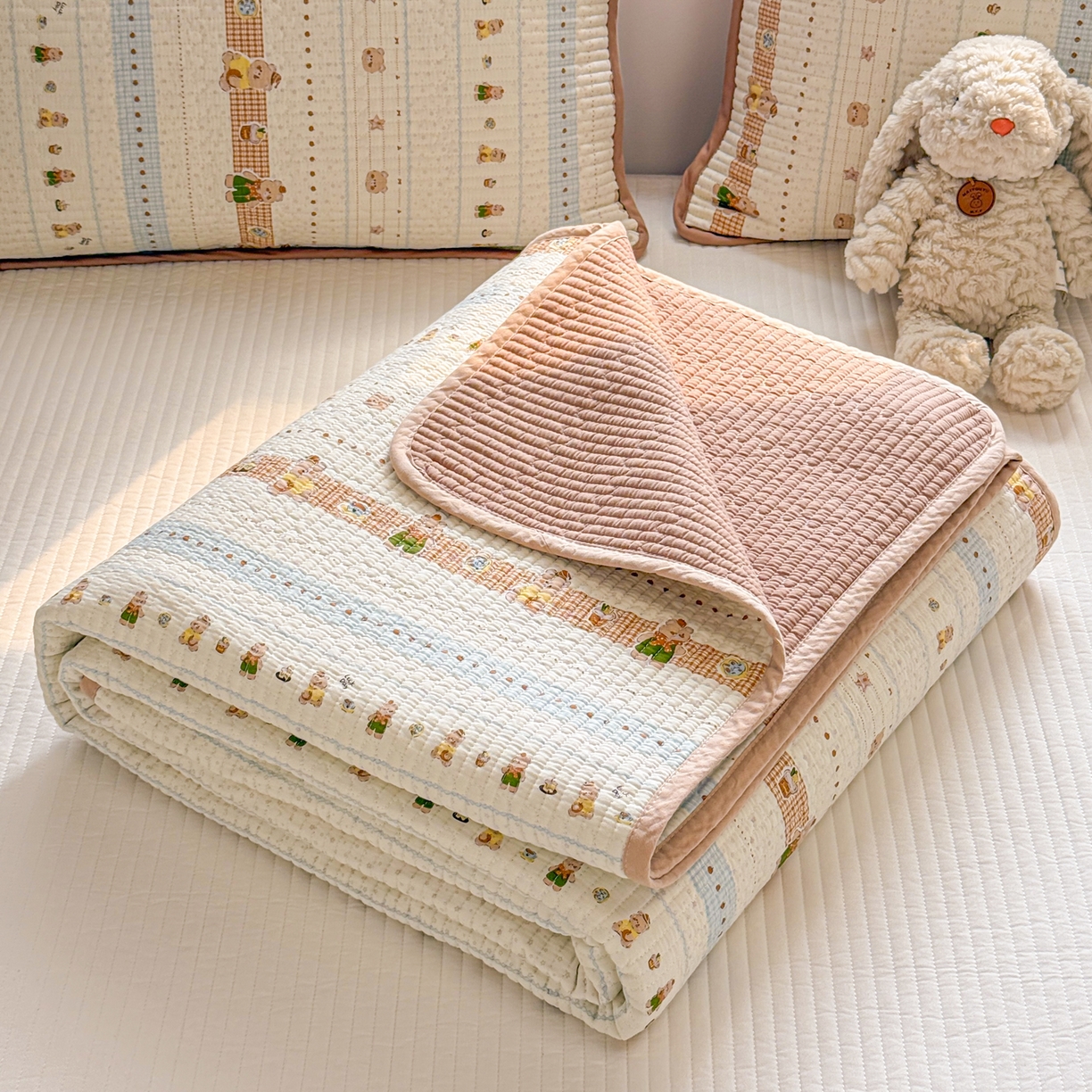 91家纺网 家纺一手货源 找家纺 雅萱家纺 2026新款双面全棉砂洗印花床盖三件套 奶条萌熊