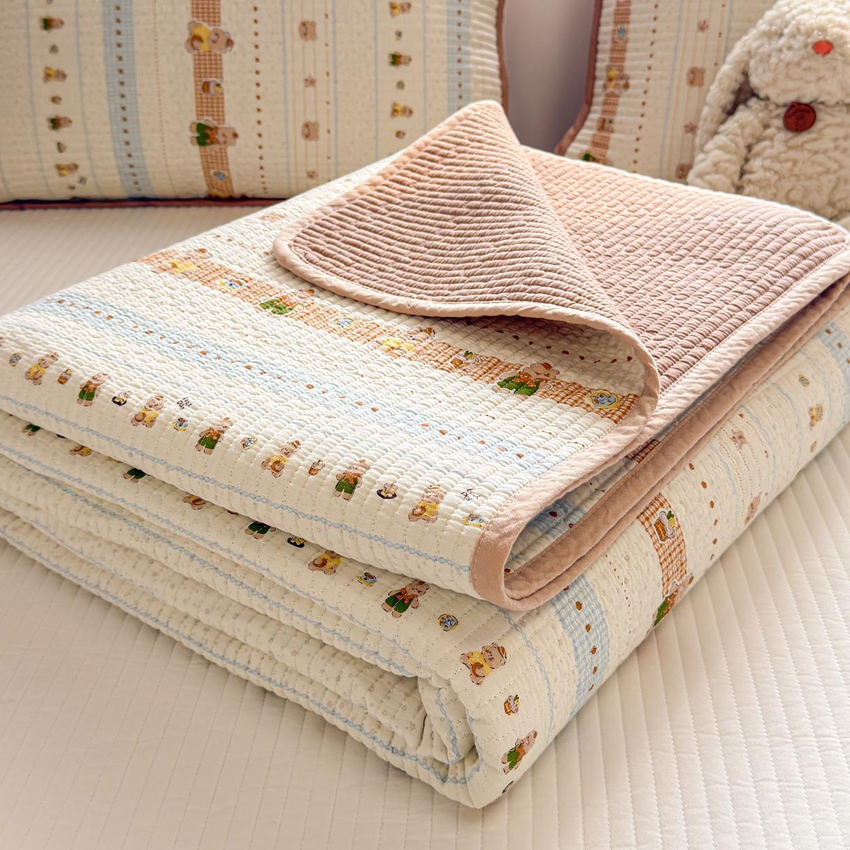 91家纺网 家纺一手货源 找家纺 雅萱家纺 2026新款双面全棉砂洗印花床盖三件套 奶条萌熊