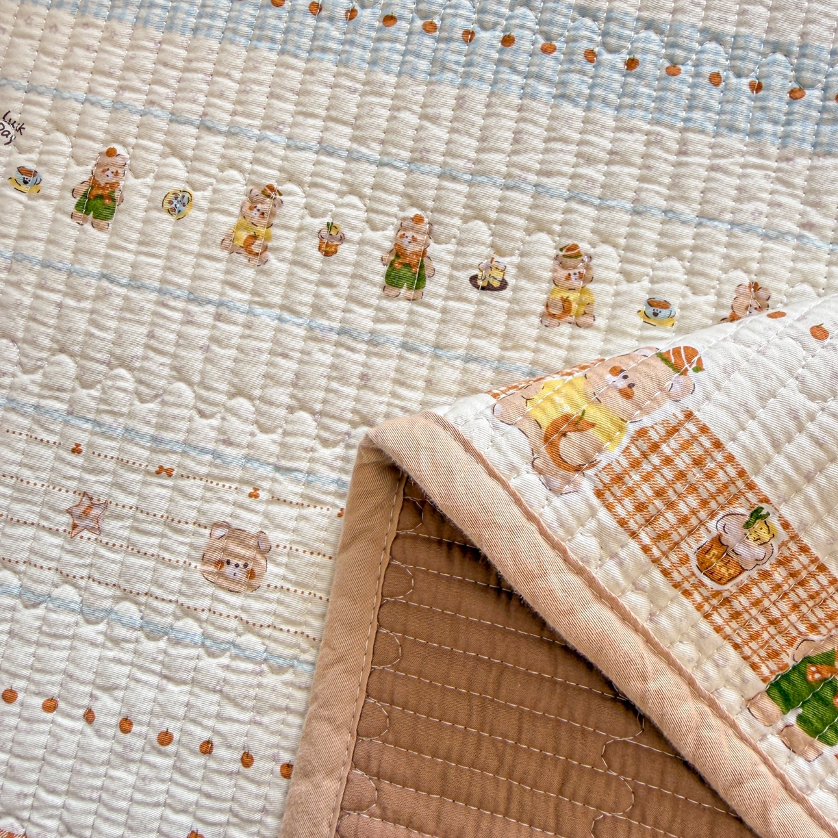 91家纺网 家纺一手货源 找家纺 雅萱家纺 2026新款双面全棉砂洗印花床盖三件套 奶条萌熊