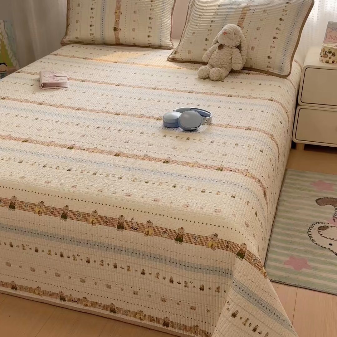 91家纺网 家纺一手货源 找家纺 雅萱家纺 2026新款双面全棉砂洗印花床盖三件套 奶条萌熊