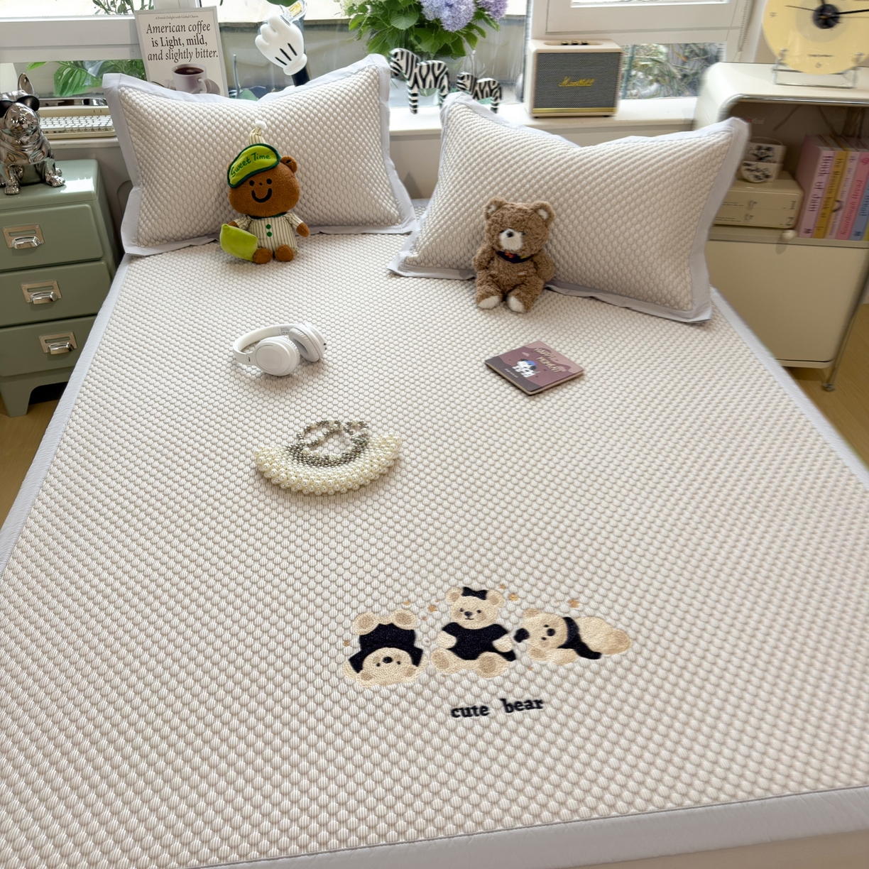 91家纺网 家纺一手货源 找家纺 孩子王家纺 2026新款A类卡通3D冰豆豆凉席三件套凉感值过0.21夏天刺绣冰丝席可机洗儿童 冰川咖-床席款