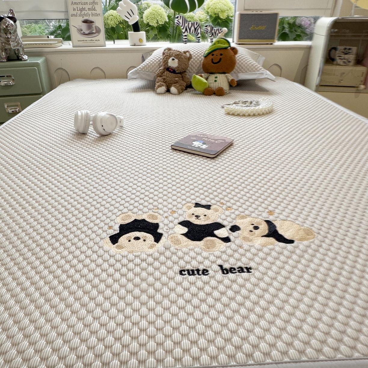 91家纺网 家纺一手货源 找家纺 孩子王家纺 2026新款A类卡通3D冰豆豆凉席三件套凉感值过0.21夏天刺绣冰丝席可机洗儿童 冰川咖-床席款