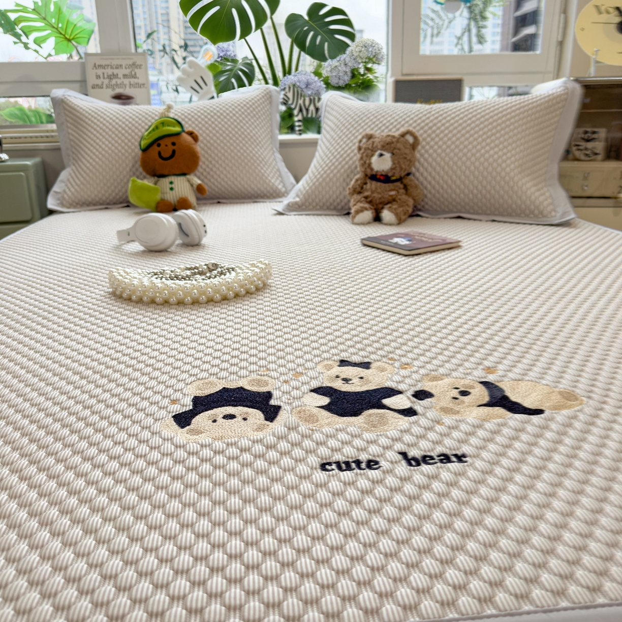 91家纺网 家纺一手货源 找家纺 孩子王家纺 2026新款A类卡通3D冰豆豆凉席三件套凉感值过0.21夏天刺绣冰丝席可机洗儿童 冰川咖-床席款