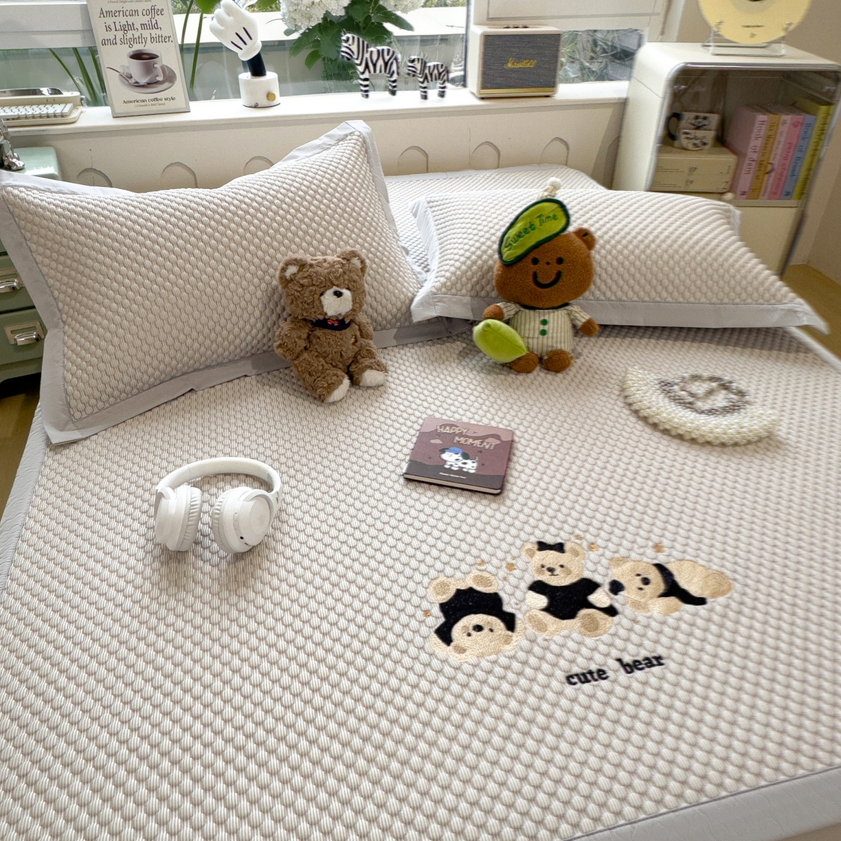 91家纺网 家纺一手货源 找家纺 孩子王家纺 2026新款A类卡通3D冰豆豆凉席三件套凉感值过0.21夏天刺绣冰丝席可机洗儿童 冰川咖-床席款