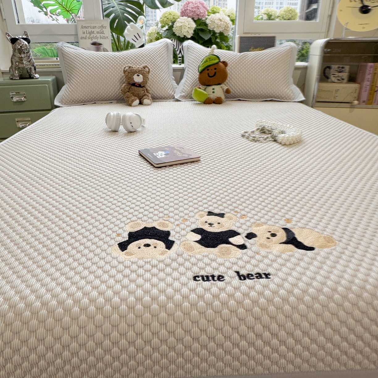 91家纺网 家纺一手货源 找家纺 孩子王家纺 2026新款A类卡通3D冰豆豆凉席三件套凉感值过0.21夏天刺绣冰丝席可机洗儿童 冰川咖-床席款