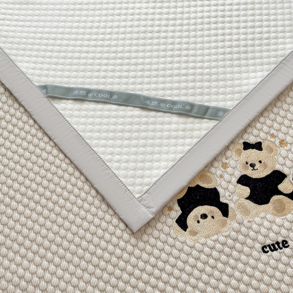 91家纺网 家纺一手货源 找家纺 孩子王家纺 2026新款A类卡通3D冰豆豆凉席三件套凉感值过0.21夏天刺绣冰丝席可机洗儿童 冰川咖-床席款