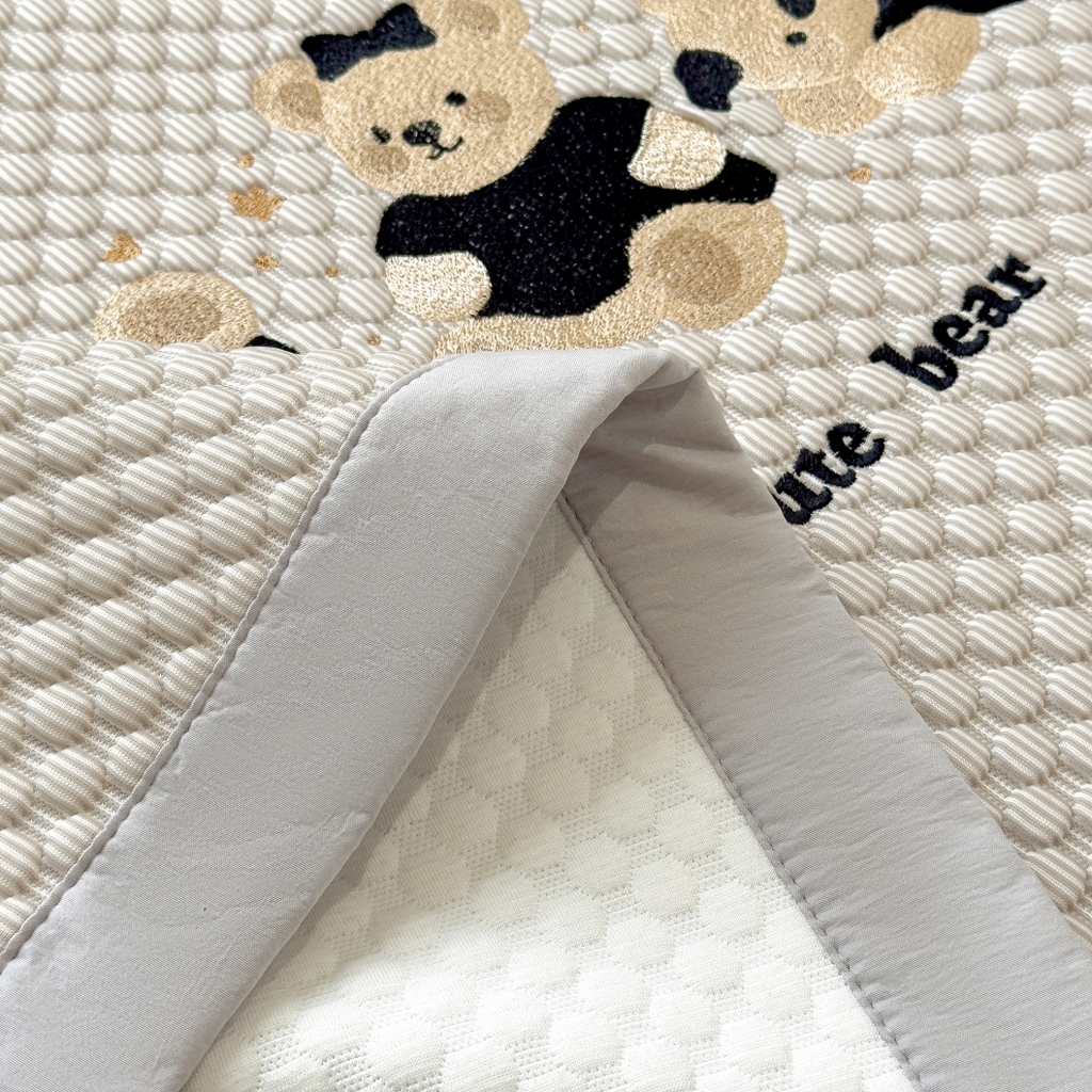 91家纺网 家纺一手货源 找家纺 孩子王家纺 2026新款A类卡通3D冰豆豆凉席三件套凉感值过0.21夏天刺绣冰丝席可机洗儿童 冰川咖-床席款