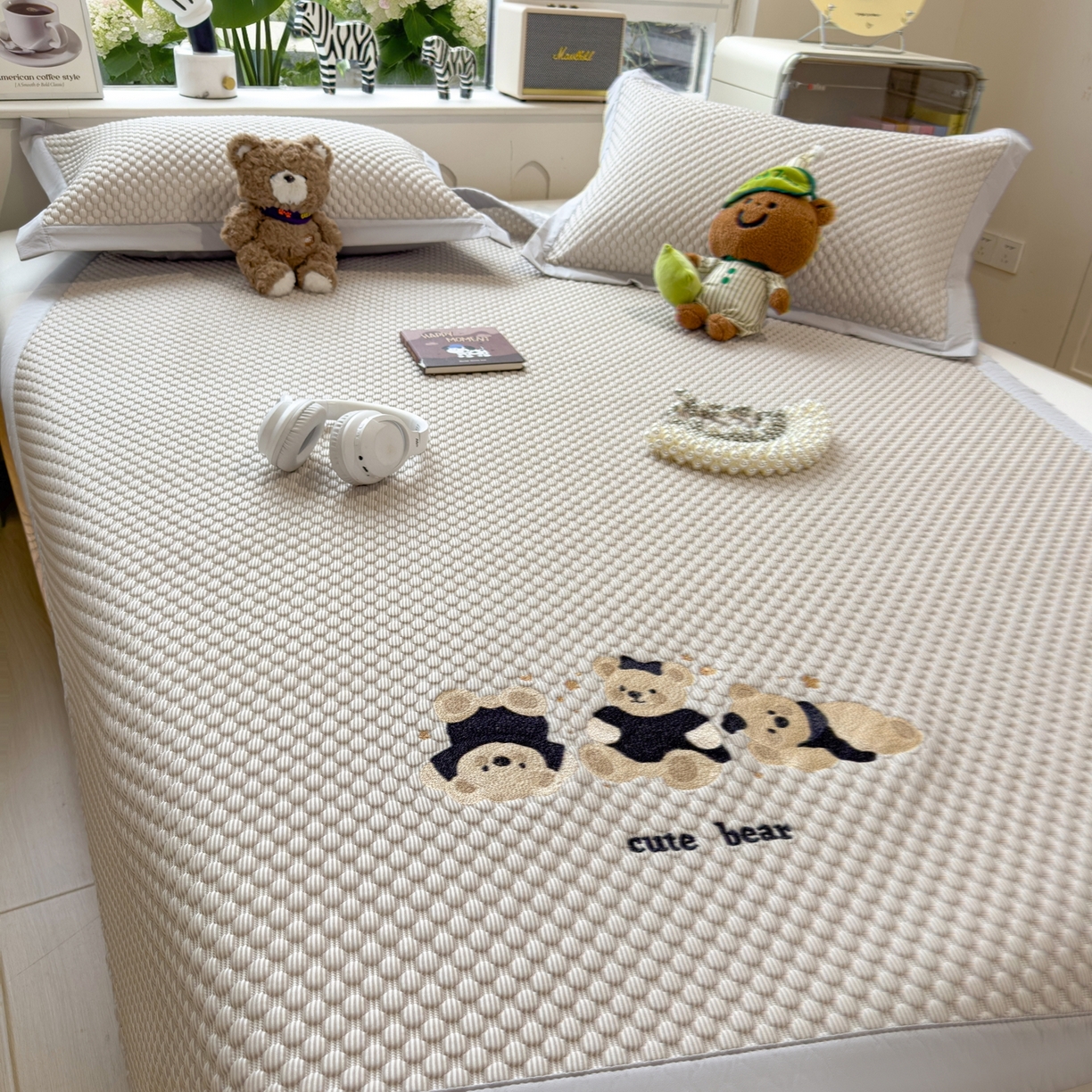 91家纺网 家纺一手货源 找家纺 孩子王家纺 2026新款A类卡通3D冰豆豆凉席三件套凉感值过0.21夏天刺绣冰丝席可机洗儿童 冰川咖-床席款