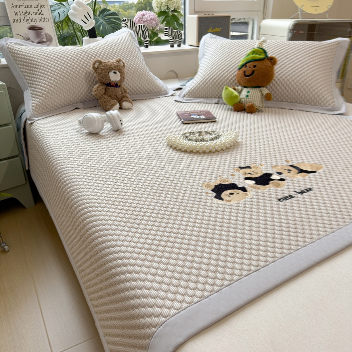 91家纺网 家纺一手货源 找家纺 孩子王家纺 2026新款A类卡通3D冰豆豆凉席三件套凉感值过0.21夏天刺绣冰丝席可机洗儿童 冰川咖-床席款