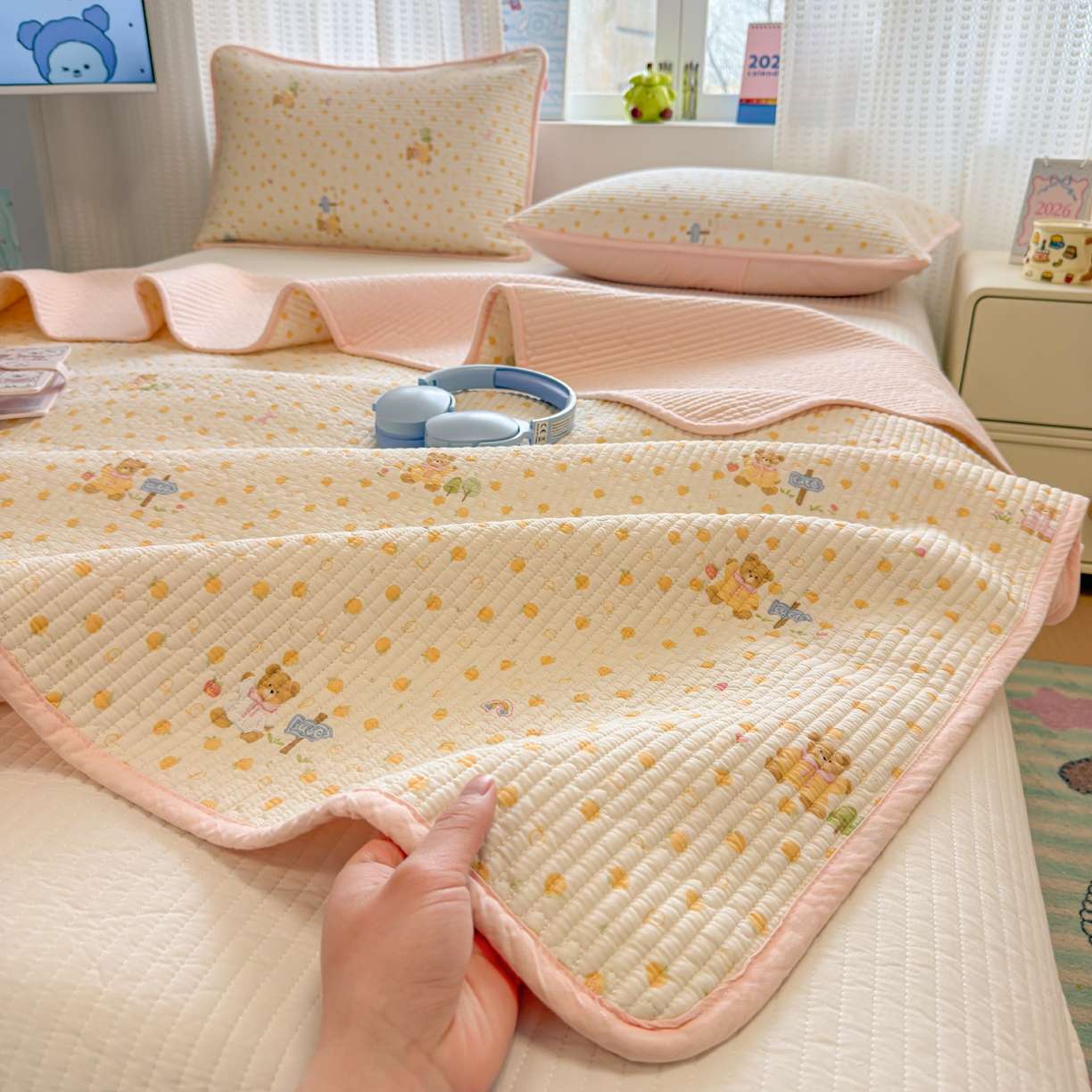 91家纺网 家纺一手货源 找家纺 雅萱家纺 2026新款双面全棉砂洗印花床盖三件套 甜桔