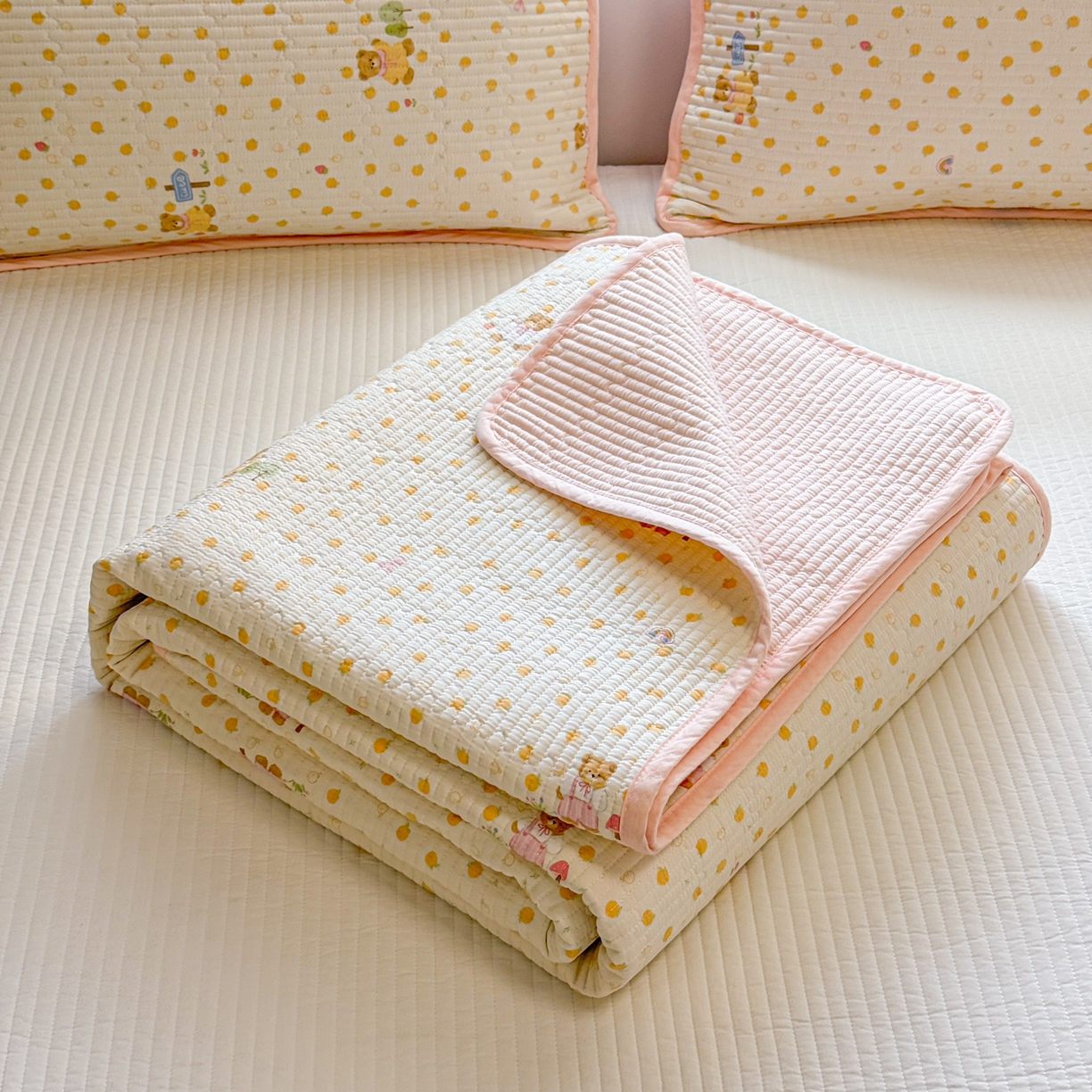 91家纺网 家纺一手货源 找家纺 雅萱家纺 2026新款双面全棉砂洗印花床盖三件套 甜桔