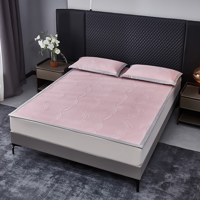 91家纺网 家纺一手货源 找家纺 库里梦家纺 2026新款轻奢高克重复合PE高分子凉席床笠三件套-芳菲 芳菲-粉色床席款