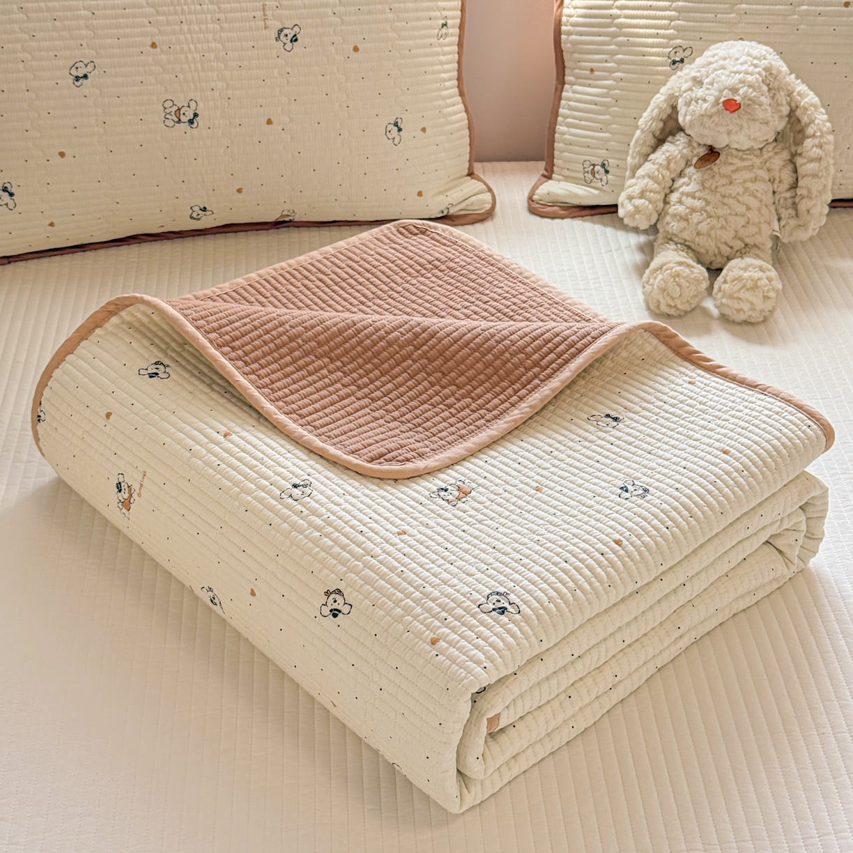 91家纺网 家纺一手货源 找家纺 雅萱家纺 2026新款双面全棉砂洗印花床盖三件套 小狗点点