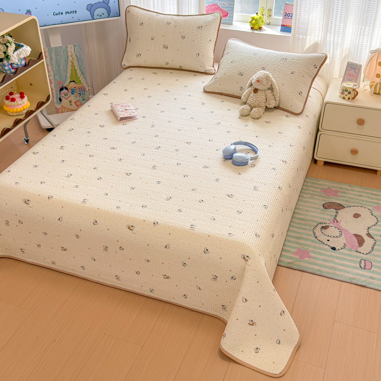 91家纺网 家纺一手货源 找家纺 雅萱家纺 2026新款双面全棉砂洗印花床盖三件套 小狗点点