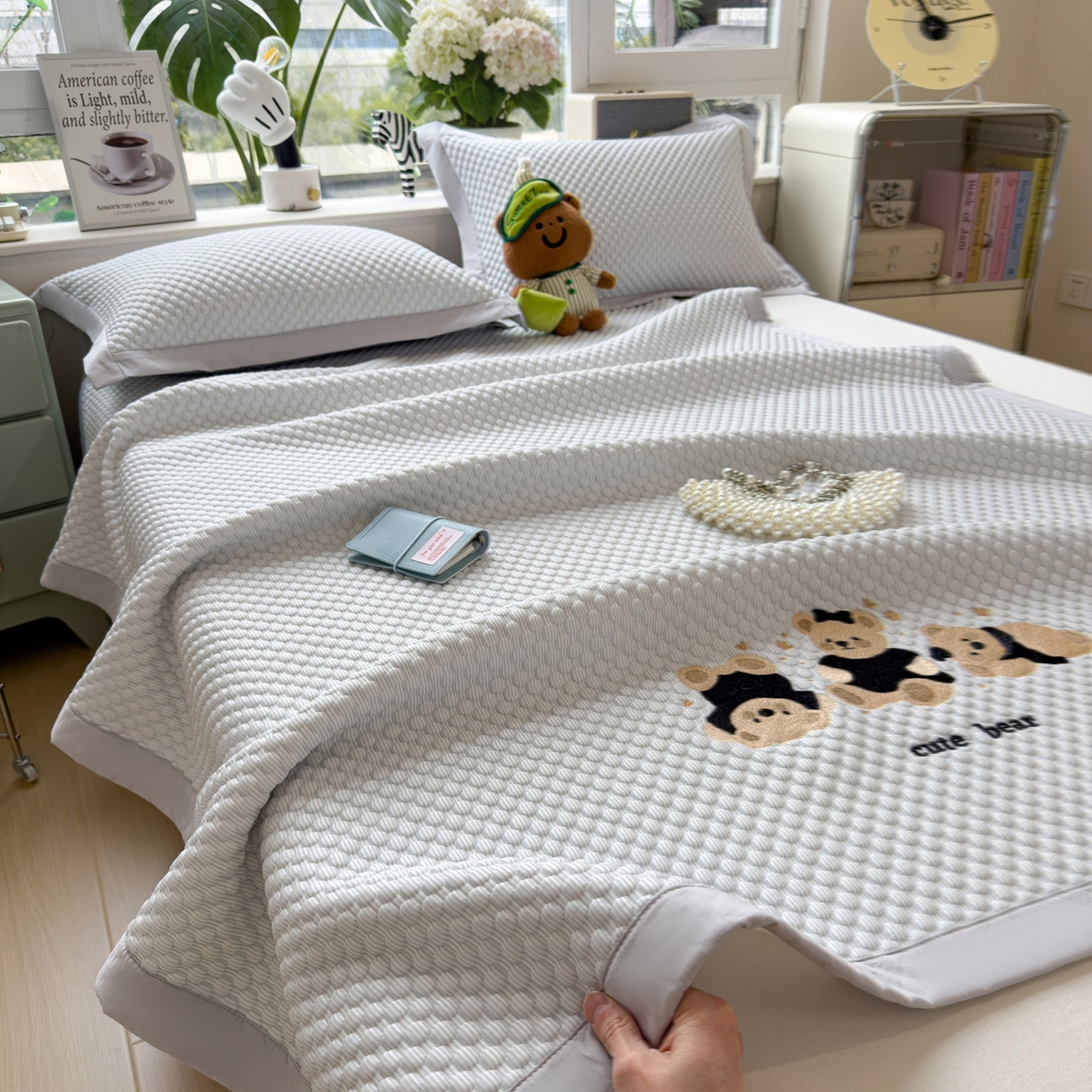 91家纺网 家纺一手货源 找家纺 孩子王家纺 2026新款A类卡通3D冰豆豆凉席三件套凉感值过0.21夏天刺绣冰丝席可机洗儿童 冰川蓝-床席款