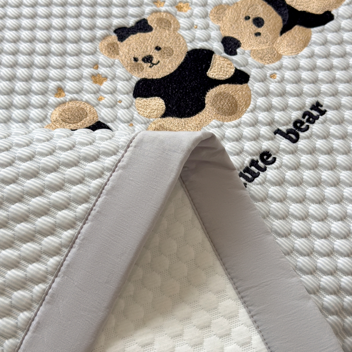 91家纺网 家纺一手货源 找家纺 孩子王家纺 2026新款A类卡通3D冰豆豆凉席三件套凉感值过0.21夏天刺绣冰丝席可机洗儿童 冰川蓝-床席款