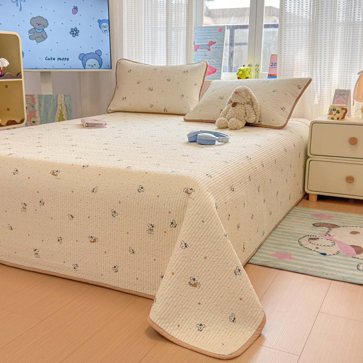 91家纺网 家纺一手货源 找家纺 雅萱家纺 2026新款双面全棉砂洗印花床盖三件套 小狗点点