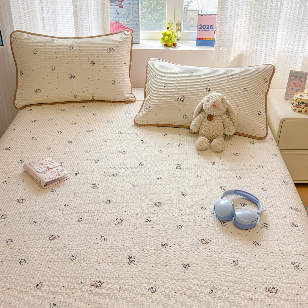 91家纺网 家纺一手货源 找家纺 雅萱家纺 2026新款双面全棉砂洗印花床盖三件套 小狗点点