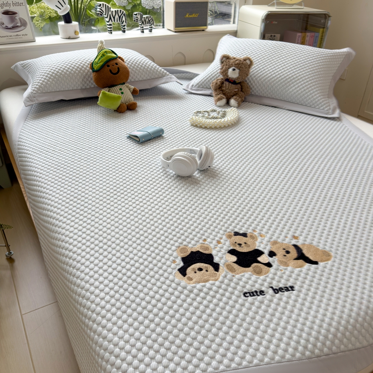 91家纺网 家纺一手货源 找家纺 孩子王家纺 2026新款A类卡通3D冰豆豆凉席三件套凉感值过0.21夏天刺绣冰丝席可机洗儿童 冰川蓝-床席款