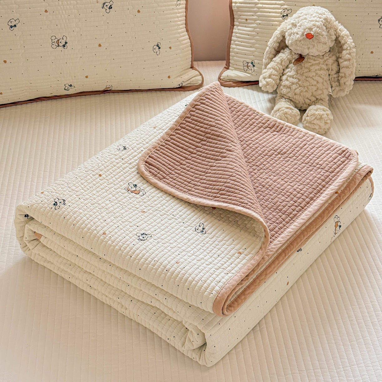 91家纺网 家纺一手货源 找家纺 雅萱家纺 2026新款双面全棉砂洗印花床盖三件套 小狗点点