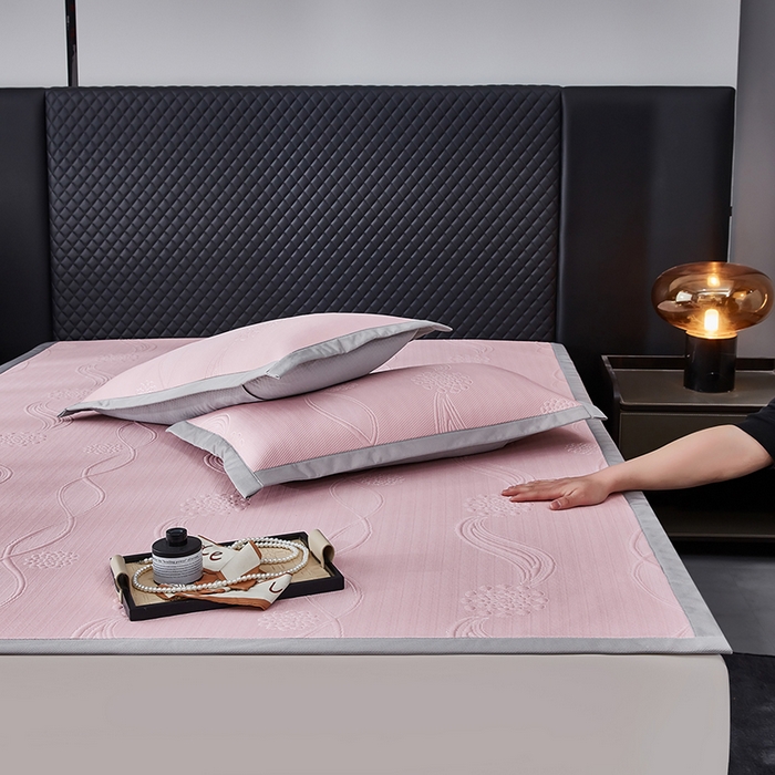 91家纺网 家纺一手货源 找家纺 库里梦家纺 2026新款轻奢高克重复合PE高分子凉席床笠三件套-芳菲 芳菲-粉色床席款