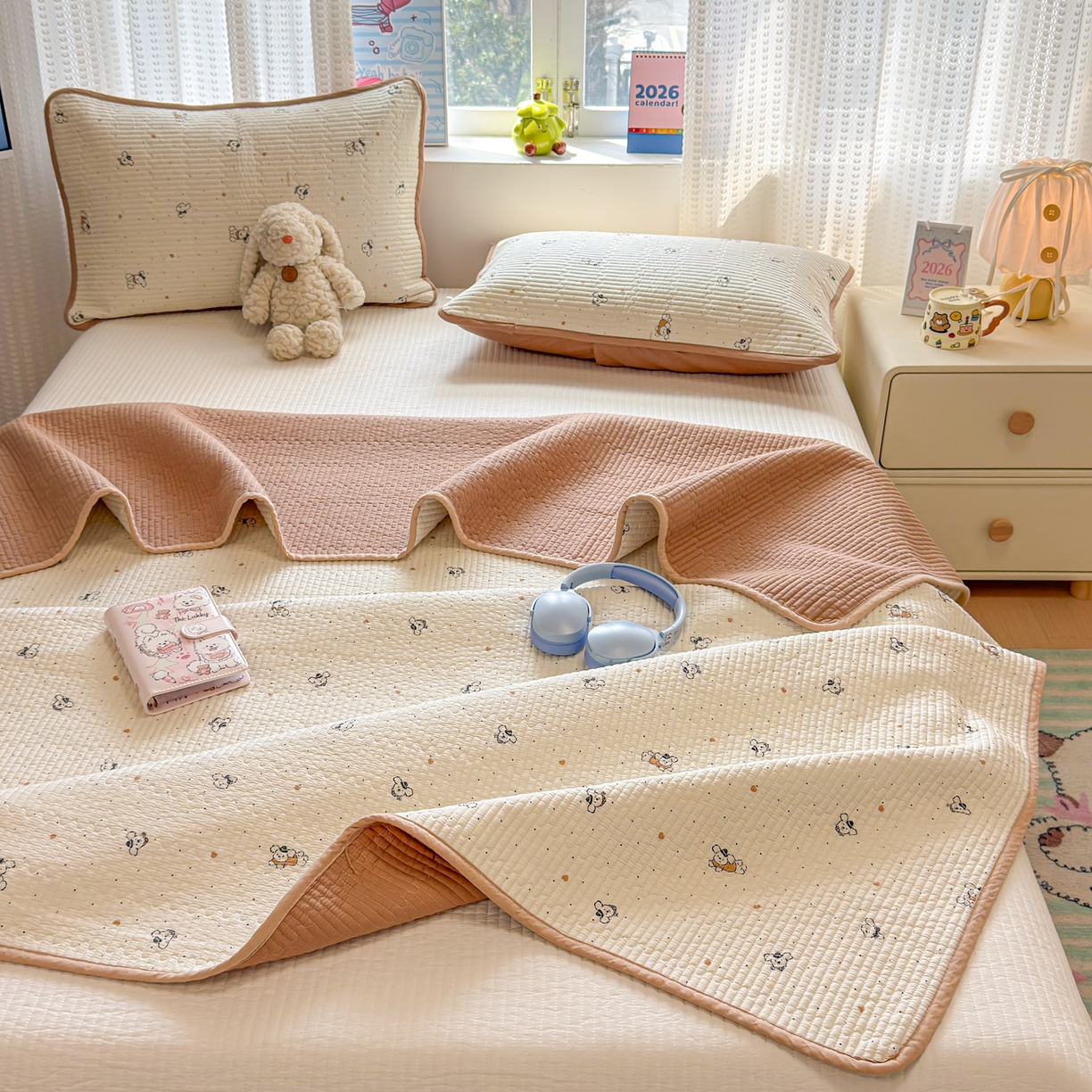 91家纺网 家纺一手货源 找家纺 雅萱家纺 2026新款双面全棉砂洗印花床盖三件套 小狗点点