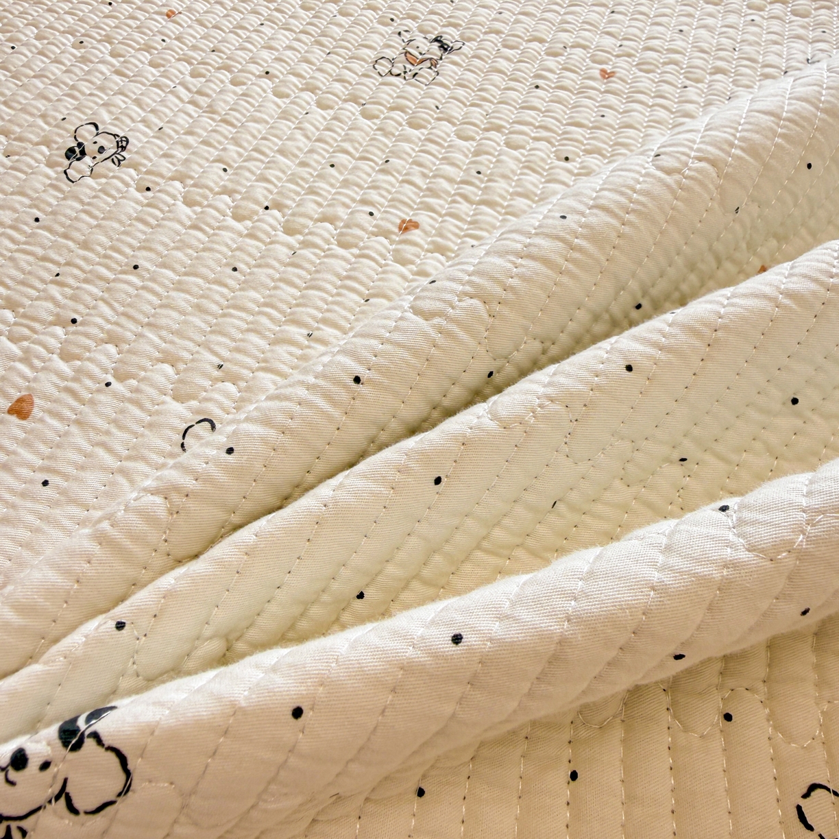 91家纺网 家纺一手货源 找家纺 雅萱家纺 2026新款双面全棉砂洗印花床盖三件套 小狗点点