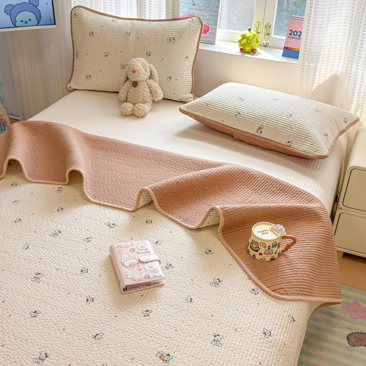 91家纺网 家纺一手货源 找家纺 雅萱家纺 2026新款双面全棉砂洗印花床盖三件套 小狗点点