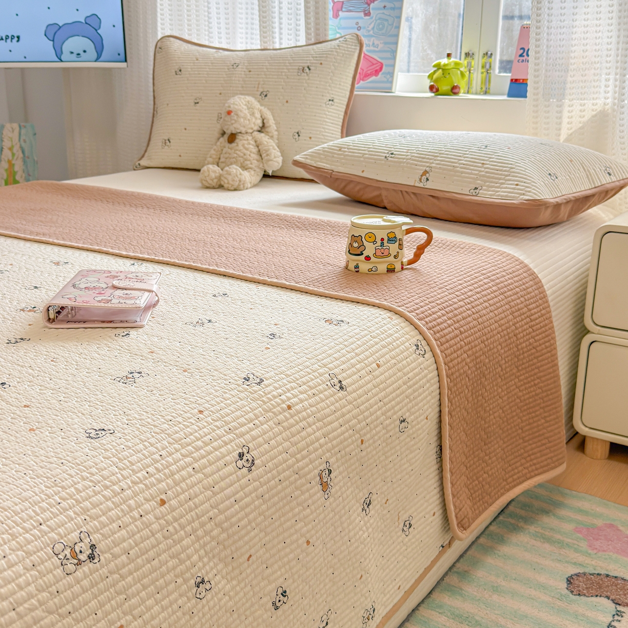 91家纺网 家纺一手货源 找家纺 雅萱家纺 2026新款双面全棉砂洗印花床盖三件套 小狗点点