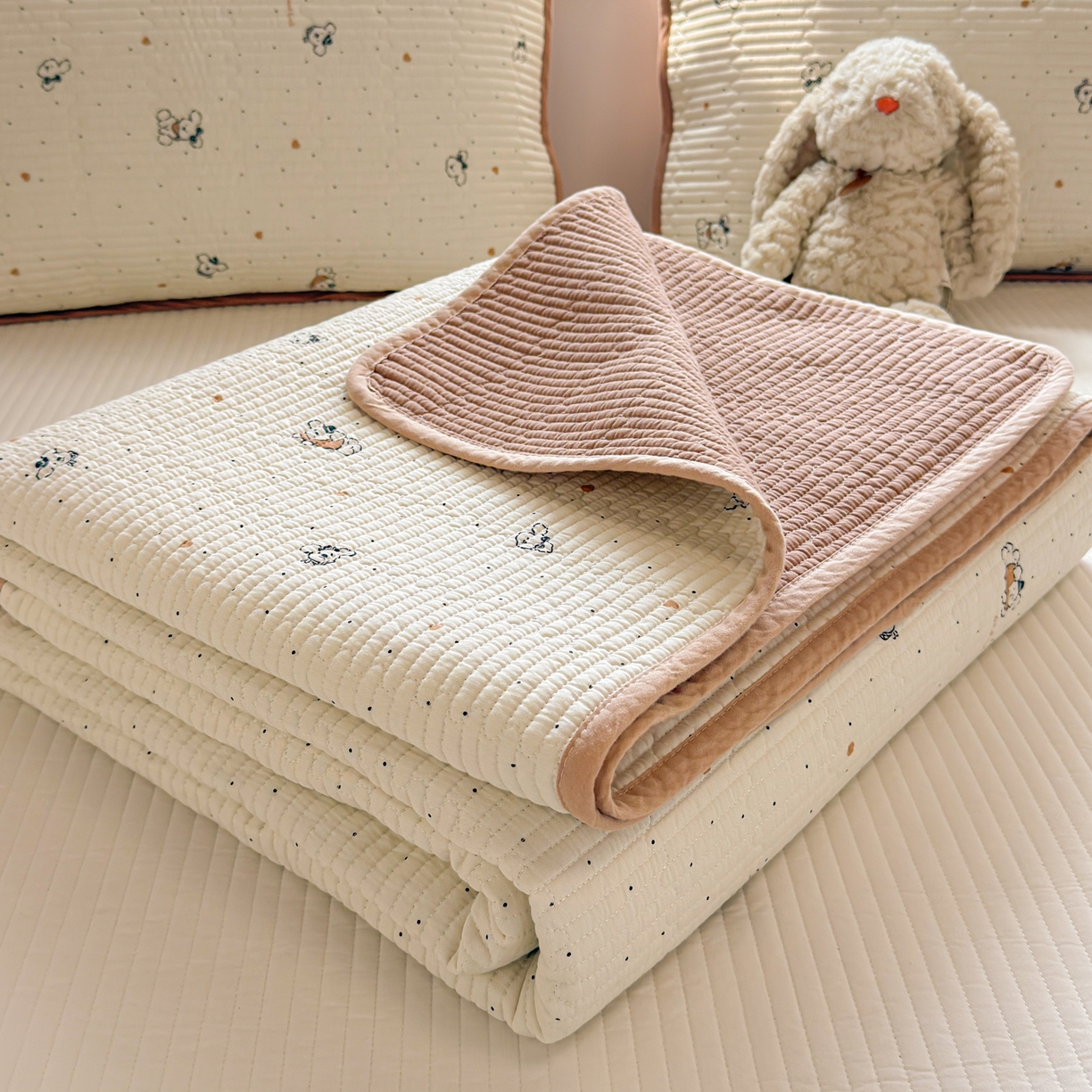 91家纺网 家纺一手货源 找家纺 雅萱家纺 2026新款双面全棉砂洗印花床盖三件套 小狗点点