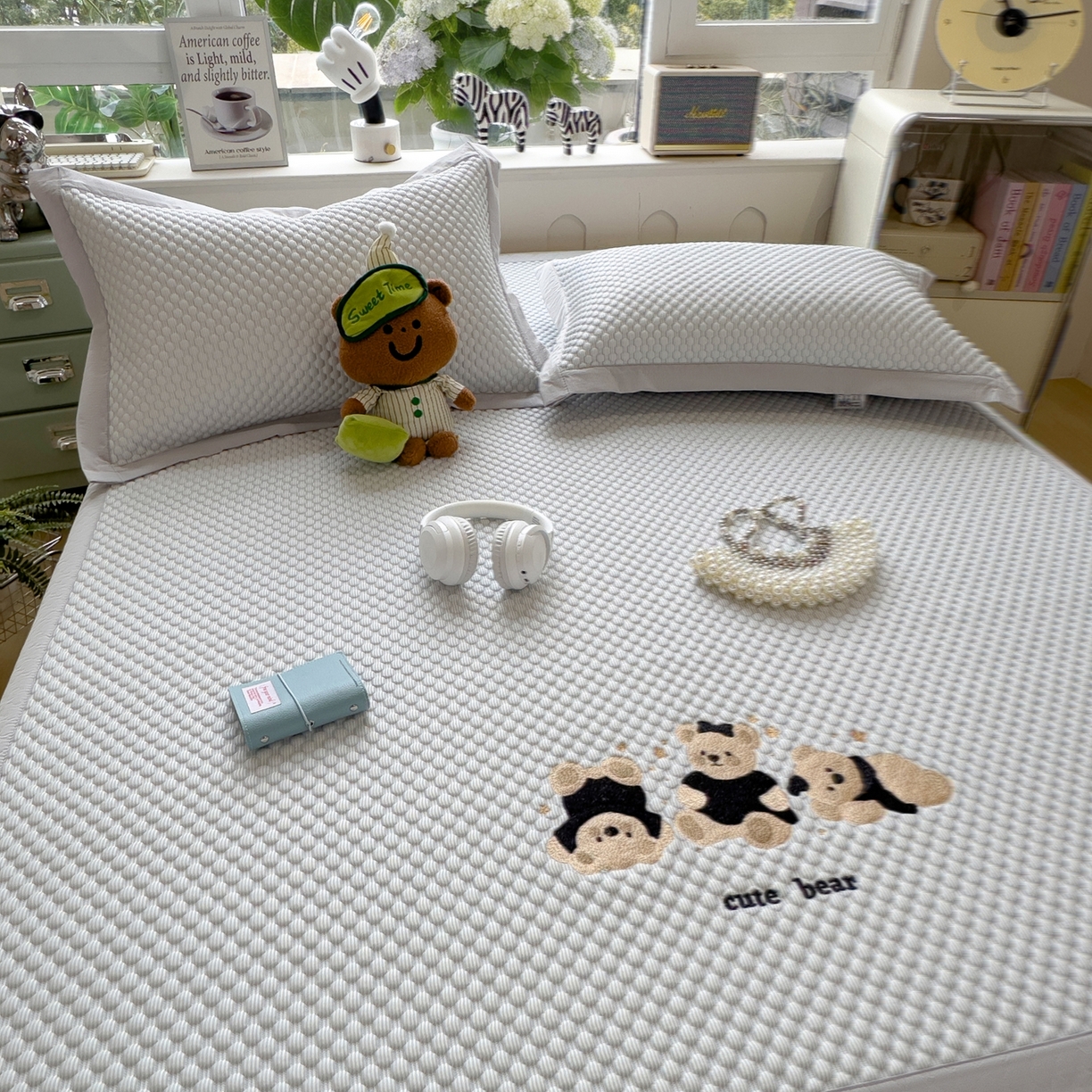 91家纺网 家纺一手货源 找家纺 孩子王家纺 2026新款A类卡通3D冰豆豆凉席三件套凉感值过0.21夏天刺绣冰丝席可机洗儿童 冰川蓝-床席款