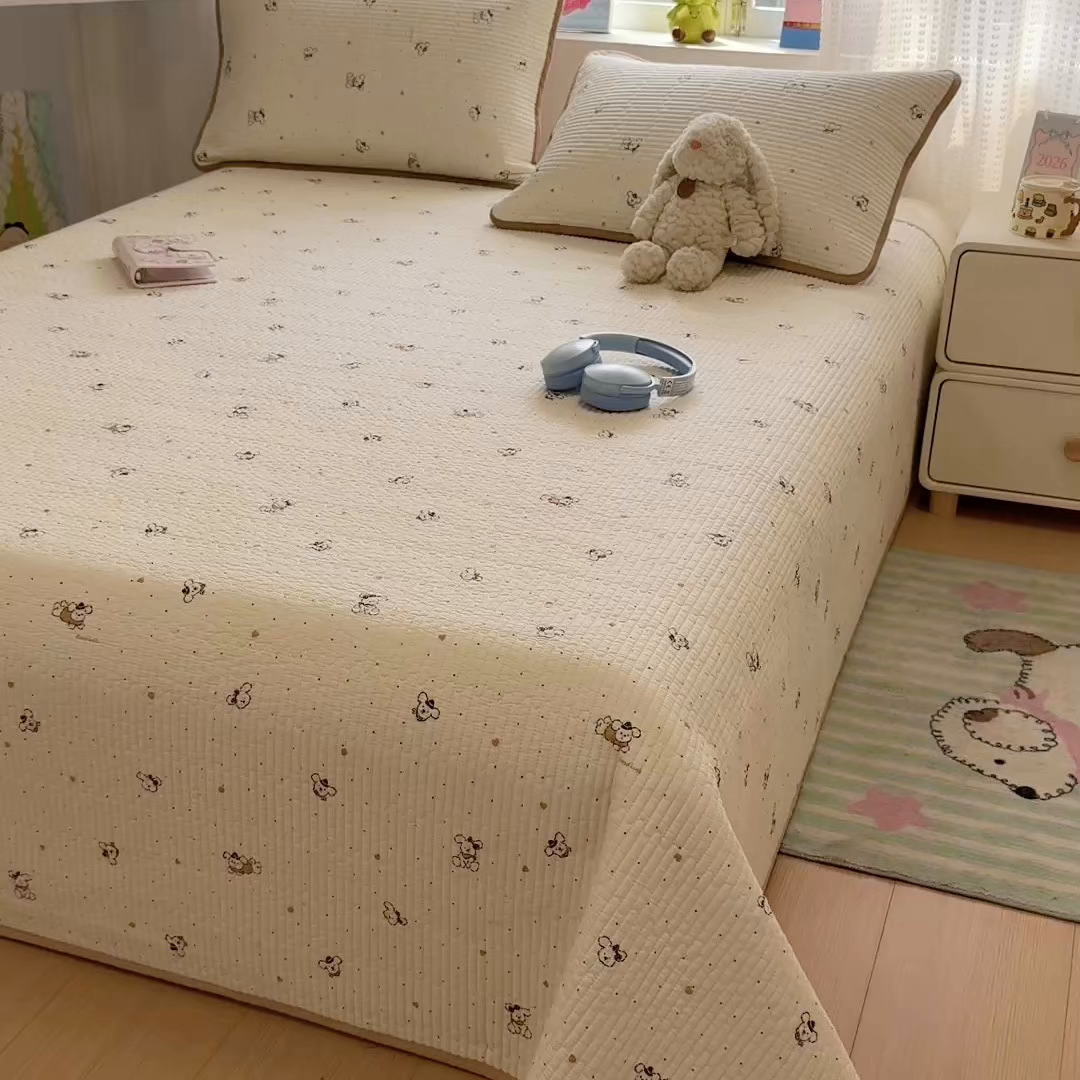 91家纺网 家纺一手货源 找家纺 雅萱家纺 2026新款双面全棉砂洗印花床盖三件套 小狗点点