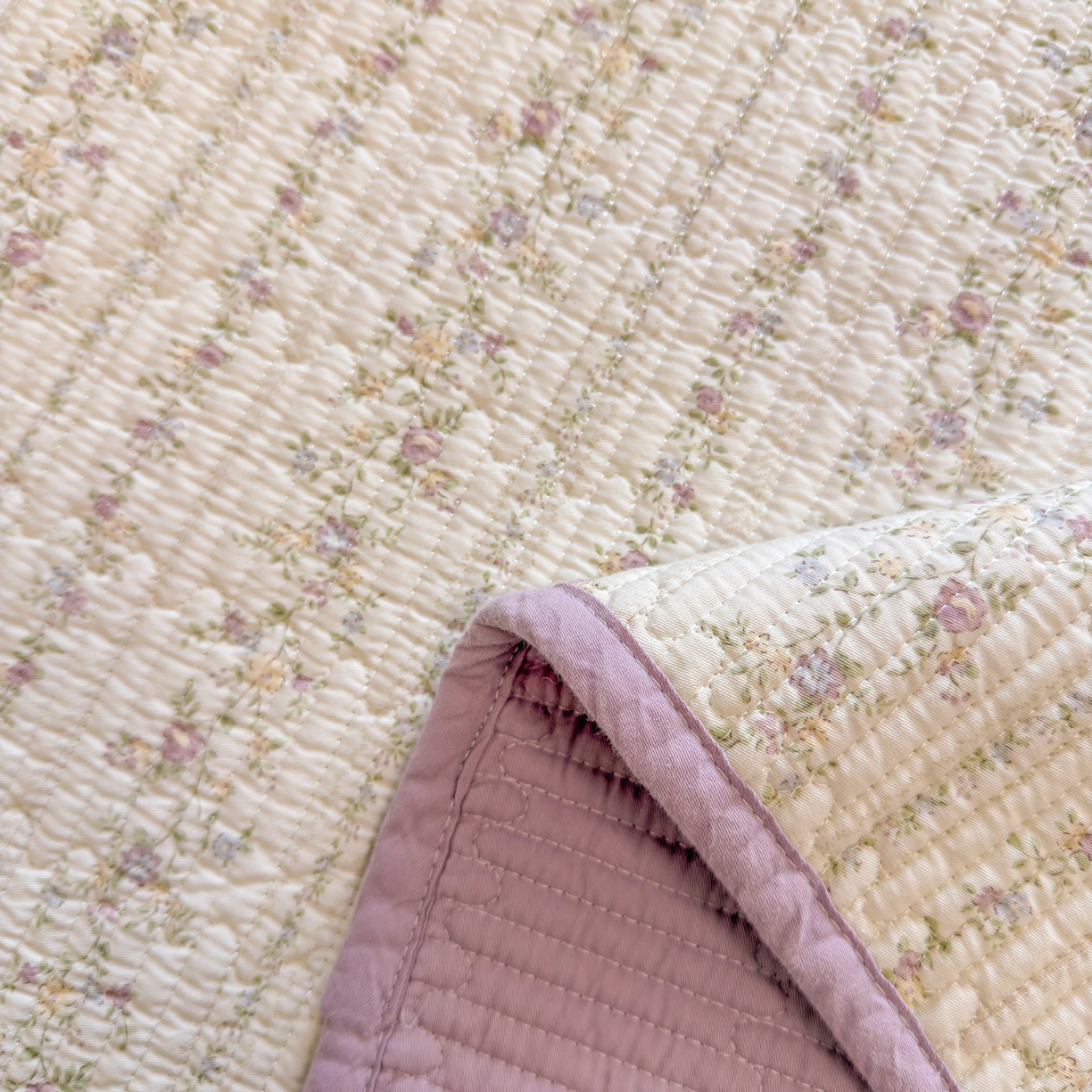 91家纺网 家纺一手货源 找家纺 雅萱家纺 2026新款双面全棉砂洗印花床盖三件套 紫蔷薇花园