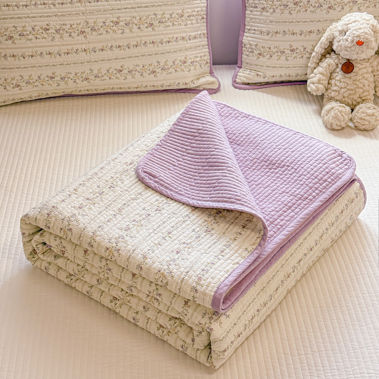 91家纺网 家纺一手货源 找家纺 雅萱家纺 2026新款双面全棉砂洗印花床盖三件套 紫蔷薇花园