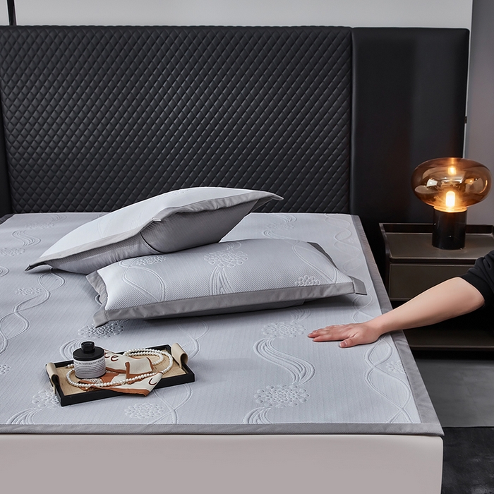 91家纺网 家纺一手货源 找家纺 库里梦家纺 2026新款轻奢高克重复合PE高分子凉席床笠三件套-芳菲 芳菲-灰色床席款