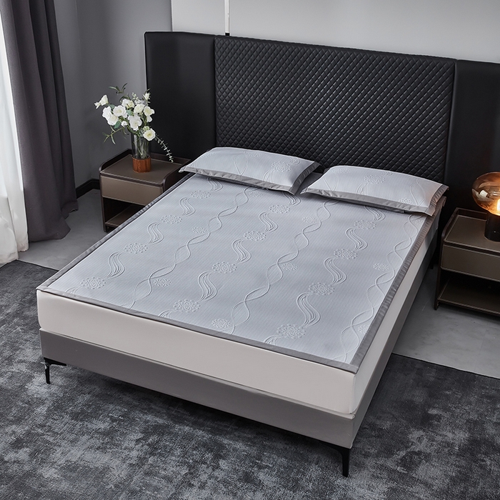 91家纺网 家纺一手货源 找家纺 库里梦家纺 2026新款轻奢高克重复合PE高分子凉席床笠三件套-芳菲 芳菲-灰色床席款