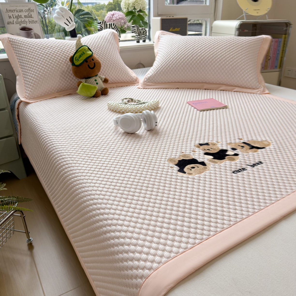 91家纺网 家纺一手货源 找家纺 孩子王家纺 2026新款A类卡通3D冰豆豆凉席三件套凉感值过0.21夏天刺绣冰丝席可机洗儿童 冰晶粉-床席款