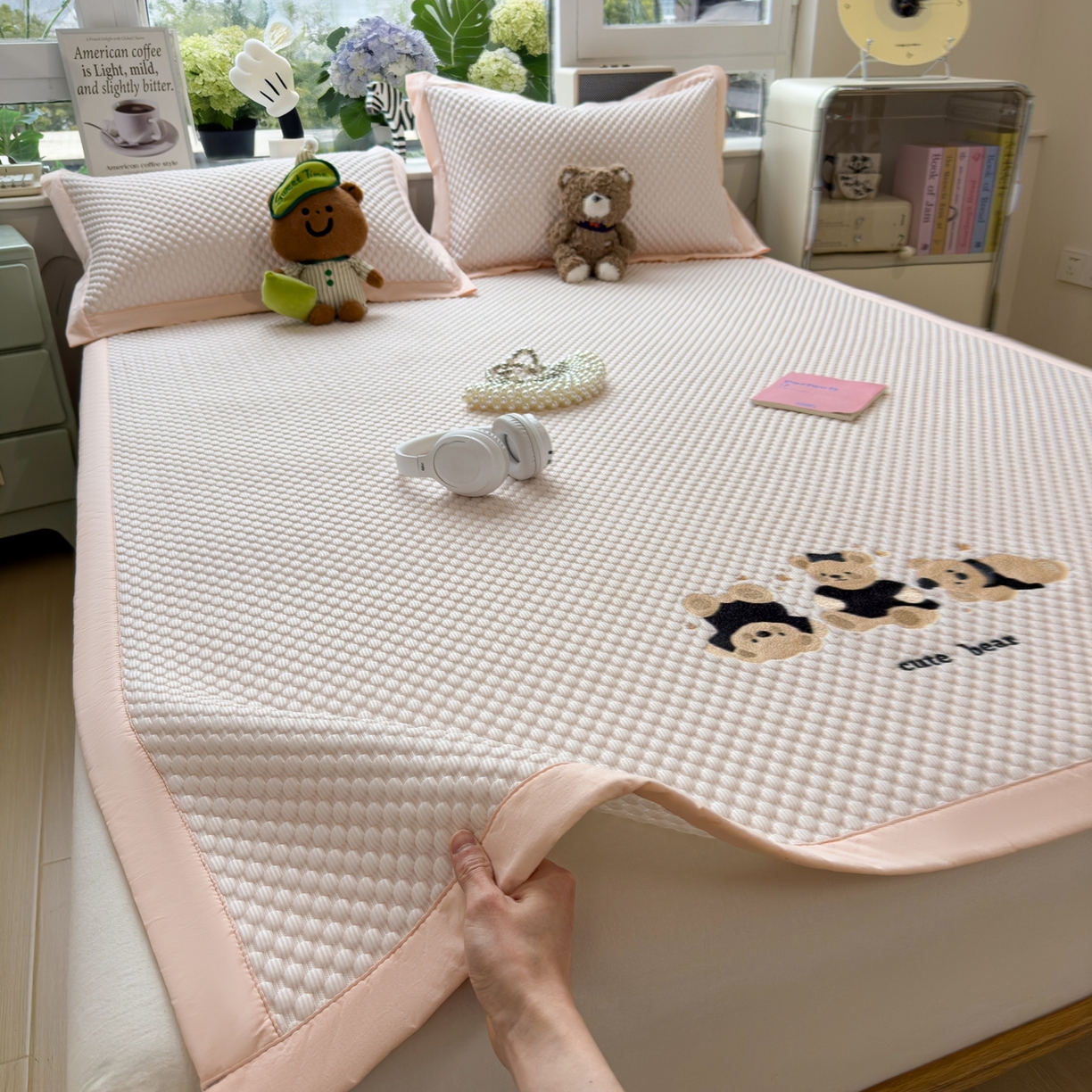 91家纺网 家纺一手货源 找家纺 孩子王家纺 2026新款A类卡通3D冰豆豆凉席三件套凉感值过0.21夏天刺绣冰丝席可机洗儿童 冰晶粉-床席款