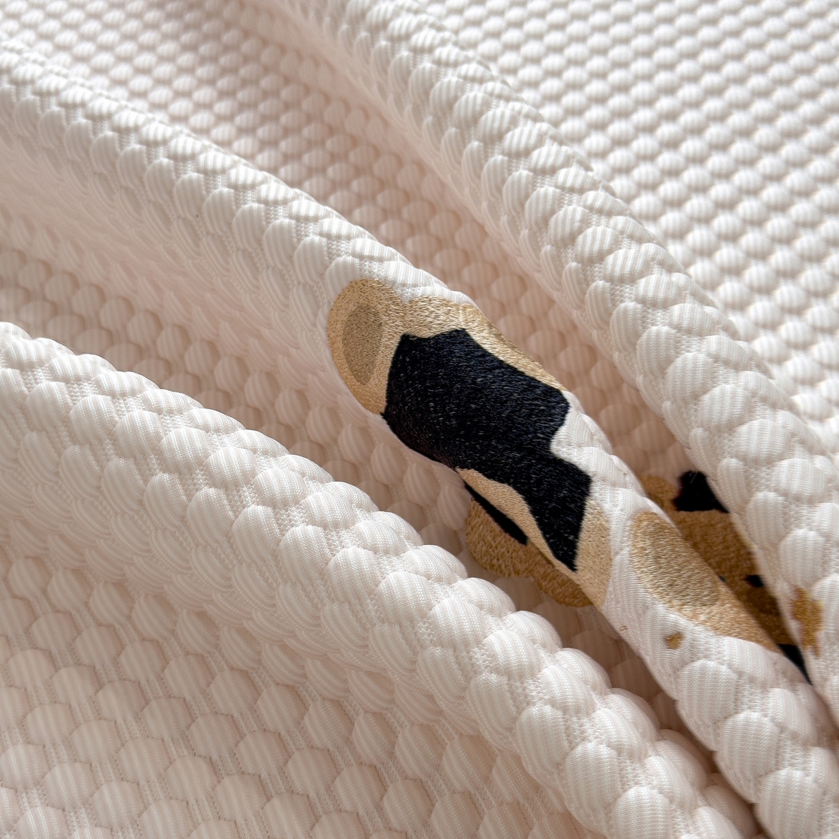 91家纺网 家纺一手货源 找家纺 孩子王家纺 2026新款A类卡通3D冰豆豆凉席三件套凉感值过0.21夏天刺绣冰丝席可机洗儿童 冰晶粉-床席款