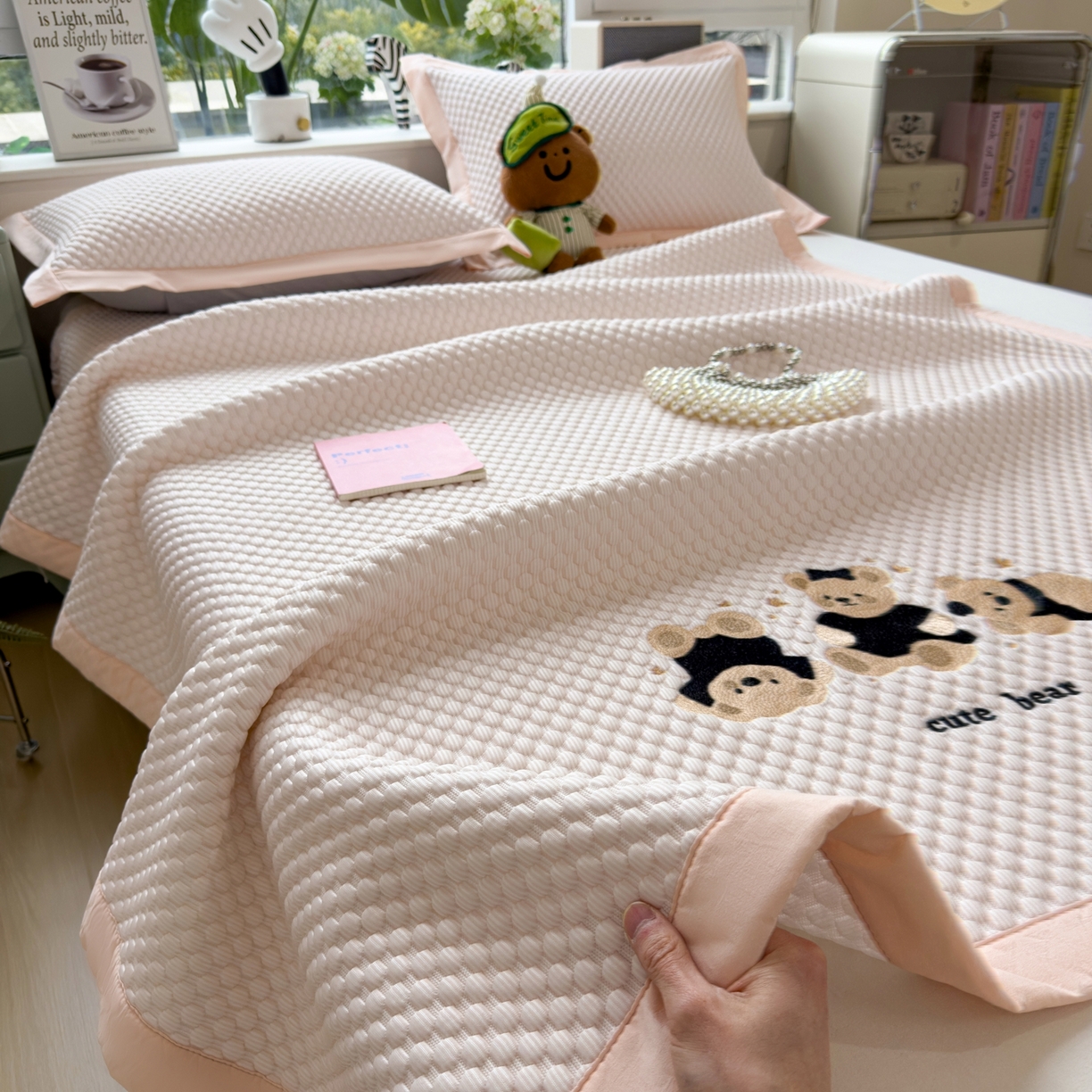 91家纺网 家纺一手货源 找家纺 孩子王家纺 2026新款A类卡通3D冰豆豆凉席三件套凉感值过0.21夏天刺绣冰丝席可机洗儿童 冰晶粉-床席款