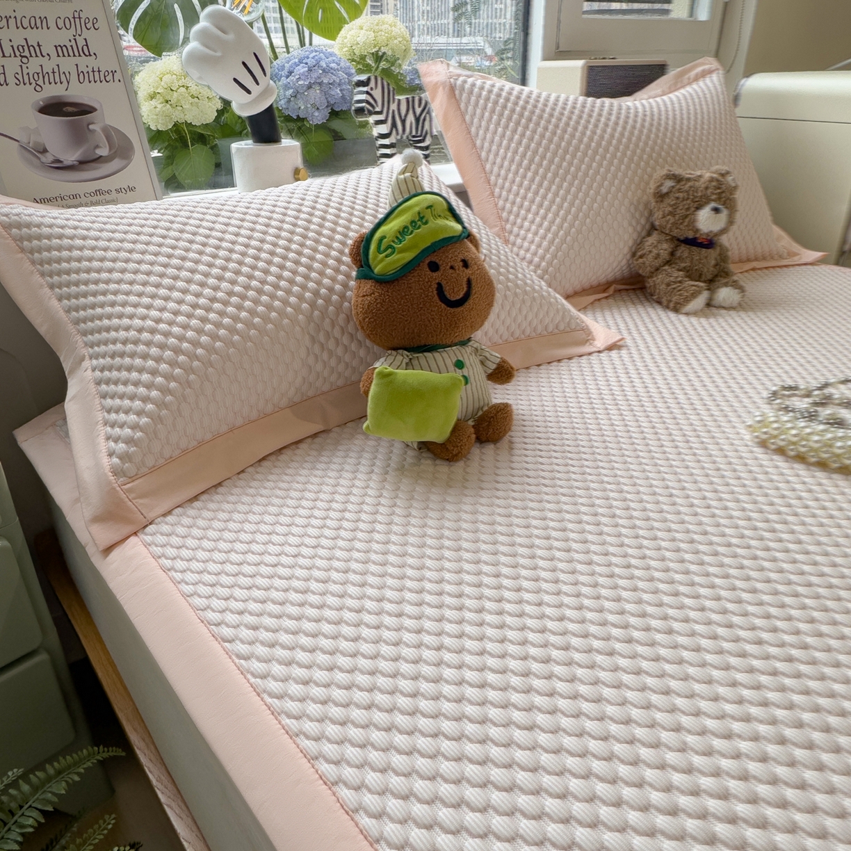 91家纺网 家纺一手货源 找家纺 孩子王家纺 2026新款A类卡通3D冰豆豆凉席三件套凉感值过0.21夏天刺绣冰丝席可机洗儿童 冰晶粉-床席款