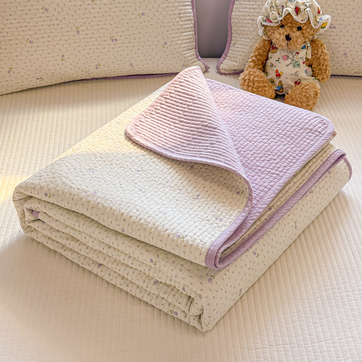 91家纺网 家纺一手货源 找家纺 雅萱家纺 2026新款双面全棉砂洗印花床盖三件套 紫色小花