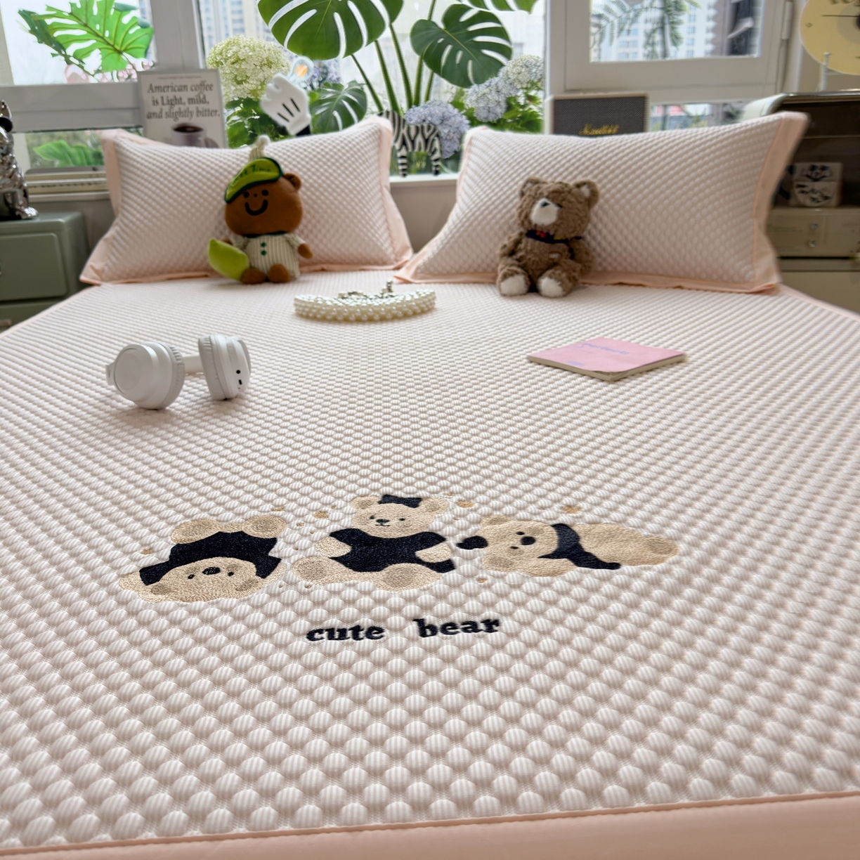 91家纺网 家纺一手货源 找家纺 孩子王家纺 2026新款A类卡通3D冰豆豆凉席三件套凉感值过0.21夏天刺绣冰丝席可机洗儿童 冰晶粉-床席款