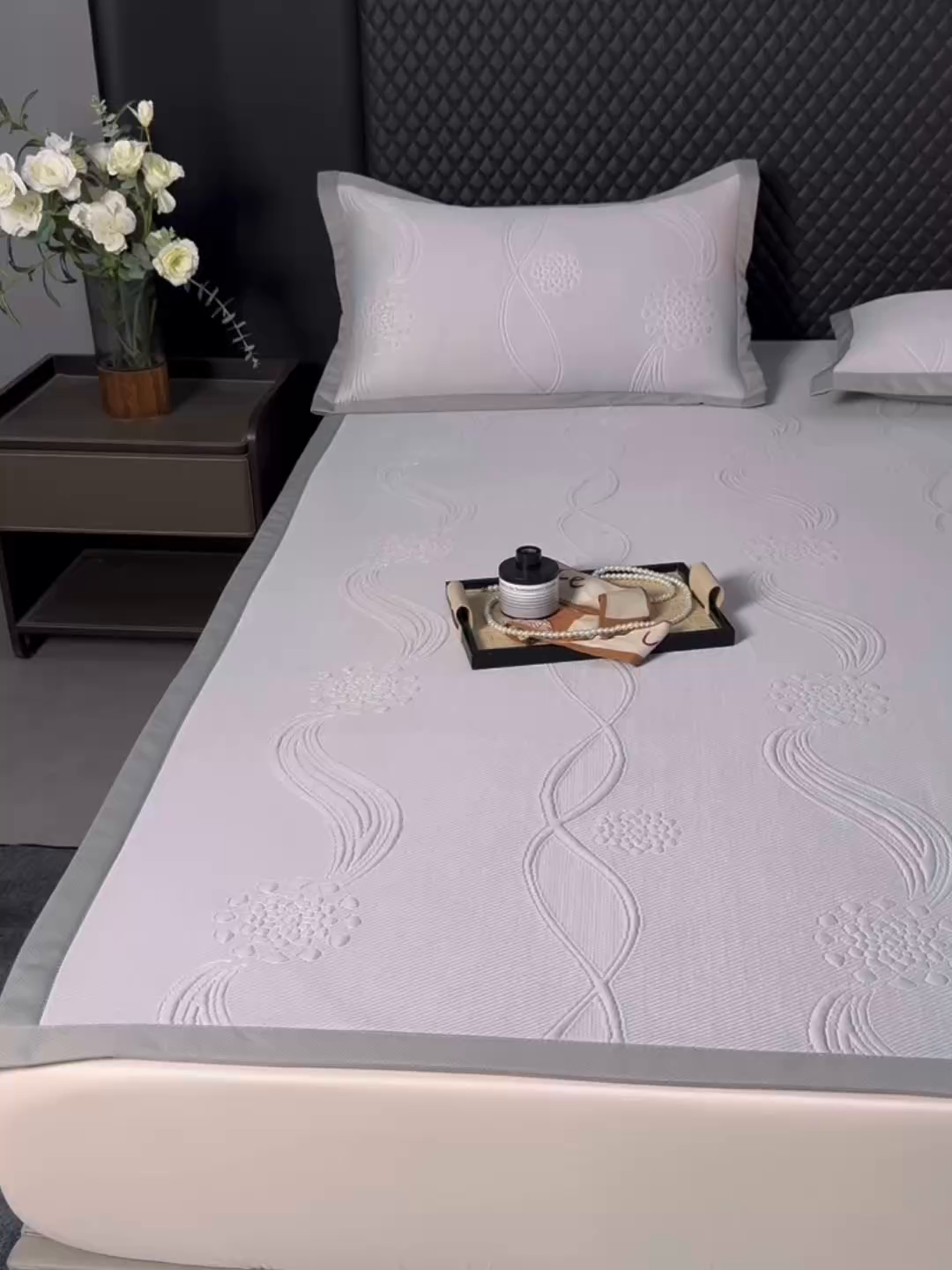 91家纺网 家纺一手货源 找家纺 库里梦家纺 2026新款轻奢高克重复合PE高分子凉席床笠三件套-芳菲 芳菲-灰色床席款